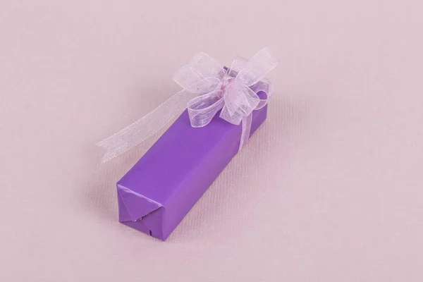 ピンクの弓と紫のギフト ボックス — ストック写真