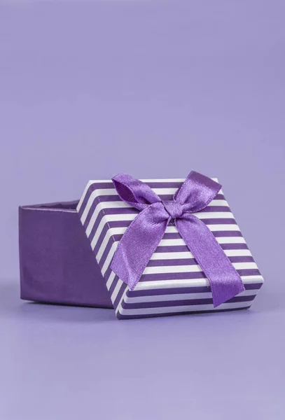 Abierto caja de regalo en púrpura — Foto de Stock