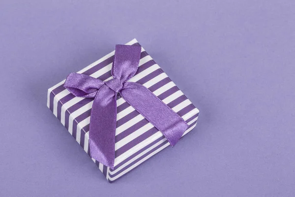 Caja de regalo púrpura con arco — Foto de Stock