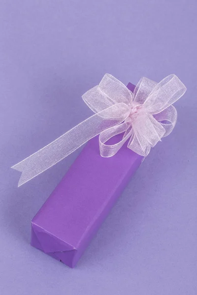 Πλαίσιο δώρο μοβ με ροζ φιόγκο — Φωτογραφία Αρχείου