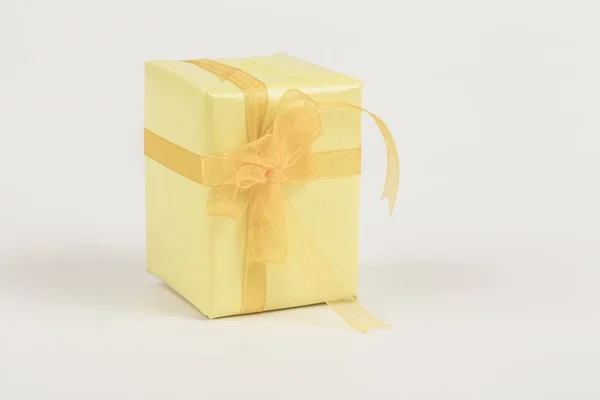 Caja de regalo amarillo — Foto de Stock