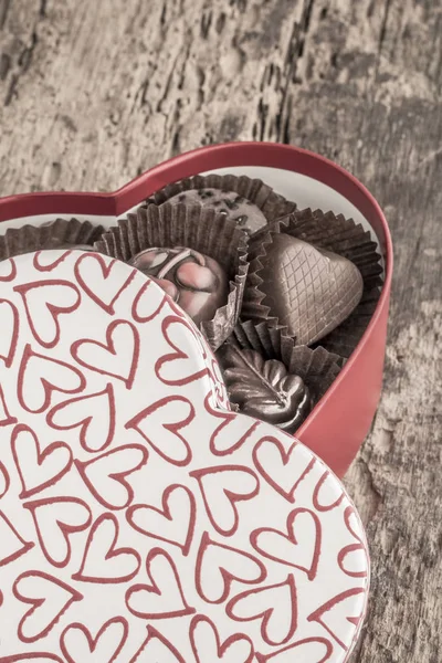 Chocolates em uma caixa em forma de coração — Fotografia de Stock