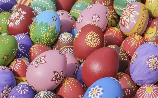 Красочные пасхальные яйца в качестве фона — стоковое фото