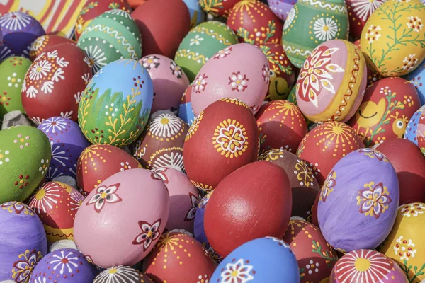 Красочные пасхальные яйца в качестве фона — стоковое фото
