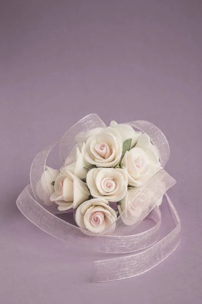 Rose i wstążki na fioletowym tle — Zdjęcie stockowe