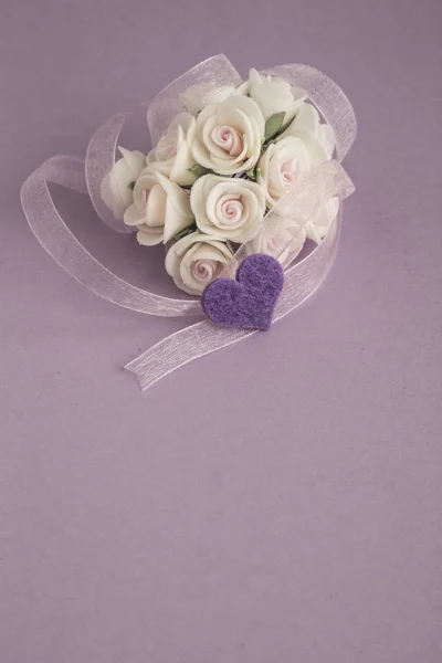 Rose and ribbon on purple background — Stock Photo, Image