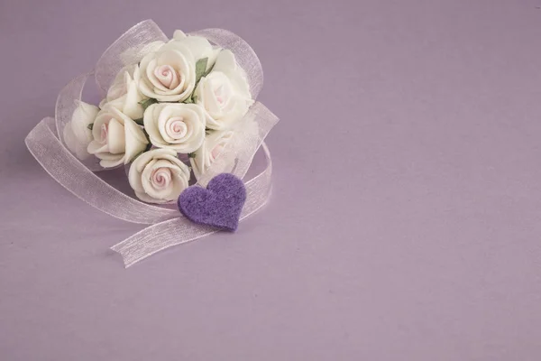 Τριαντάφυλλο και κορδέλα σε μοβ φόντο — Φωτογραφία Αρχείου