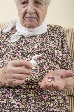 Hapları avuç içinde tutan bir hasta üst düzey kadın