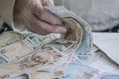 Üst düzey bir kişinin Türk Lirası banknot sayma kırışmış el