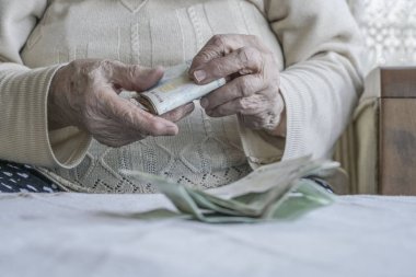Üst düzey bir kişinin Türk Lirası banknot sayma kırışmış eller