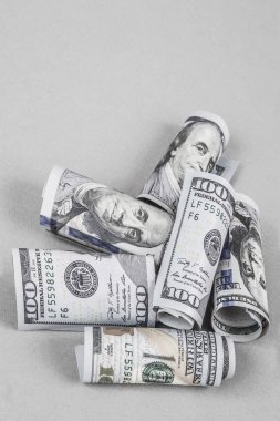 Bazı Amerikan Doları gri arka plan üzerinde kenarlık