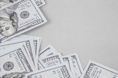 Bazı Amerikan Doları gri arka plan üzerinde kenarlık