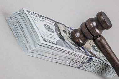 Grey Amerikan Doları üzerinde tahta tokmak