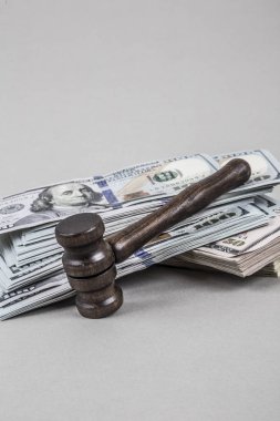 Grey Amerikan Doları üzerinde tahta tokmak