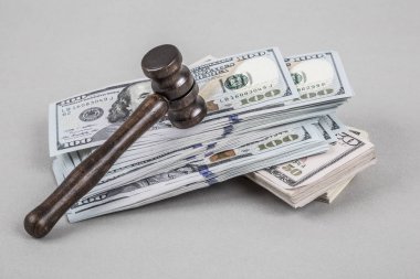 Grey Amerikan Doları üzerinde tahta tokmak