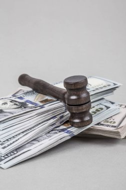 Grey Amerikan Doları üzerinde tahta tokmak