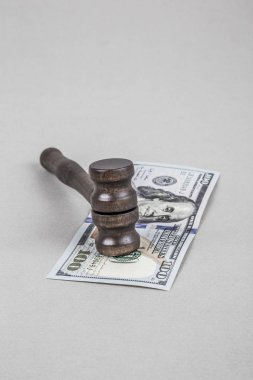 Grey Amerikan Doları üzerinde tahta tokmak