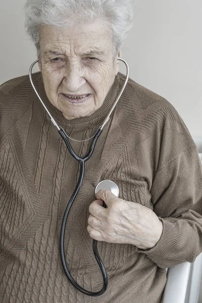 Una Mujer Mayor Escuchando Corazón Con Estetoscopio — Foto de Stock