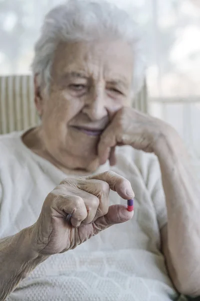 Una Donna Anziana Con Una Pillola Mano — Foto Stock