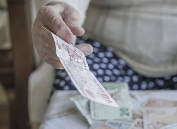 Морщинистая Рука Пожилого Человека Держащего Банкноты Турецкой Лирой — стоковое фото