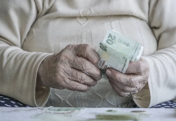 Морщинистые Руки Пожилого Человека Считающего Банкноты Турецкой Лиры — стоковое фото