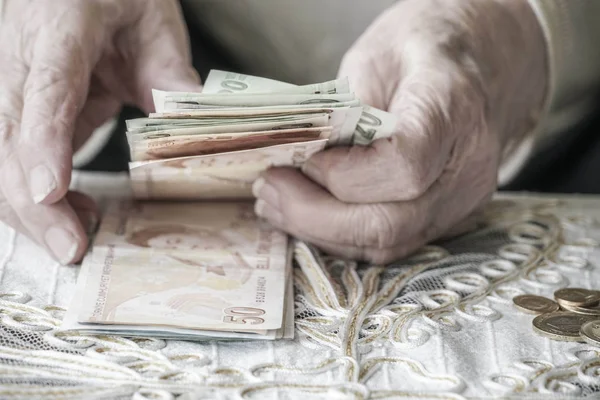 Закрытые Морщинистые Руки Пожилой Женщины Турецкими Банкнотами Лира — стоковое фото
