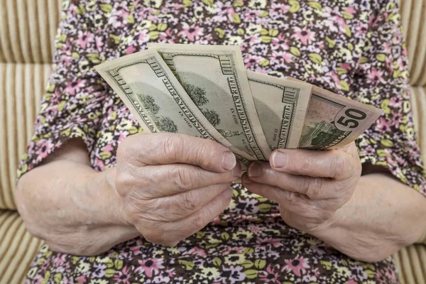 Eller Üst Düzey Bir Kadının Amerikan Doları Sayma — Stok fotoğraf