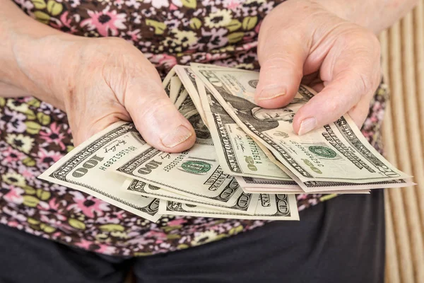Eller Üst Düzey Bir Kadının Amerikan Doları Sayma — Stok fotoğraf