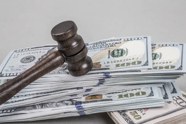 Grey Amerikan Doları üzerinde tahta tokmak
