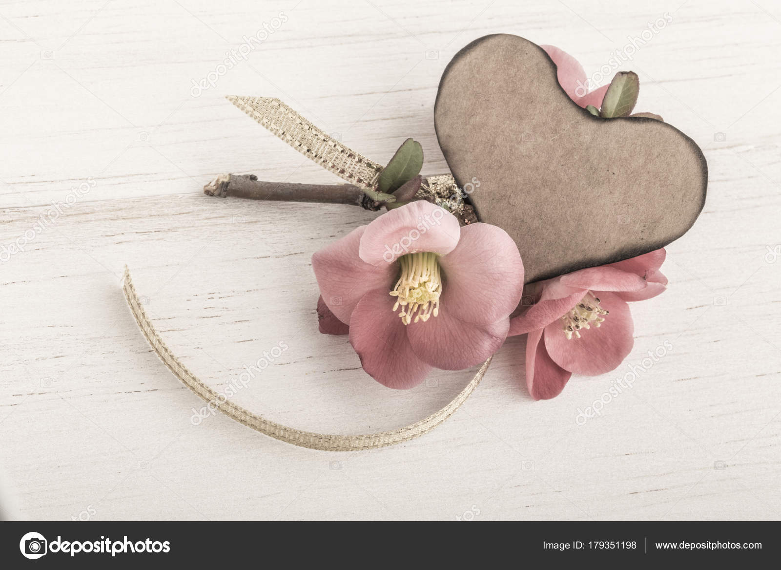 Scheda su fondo di legno a forma di cuore e fiori di primavera — Foto Stock