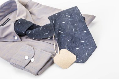 etiketli bir beyaz gömlek ve lacivert bağla