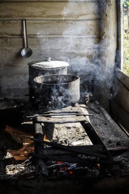 doğaçlama bir ocakta tencere içinde ateşte pişirme