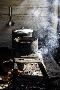 doğaçlama bir ocakta tencere içinde ateşte pişirme