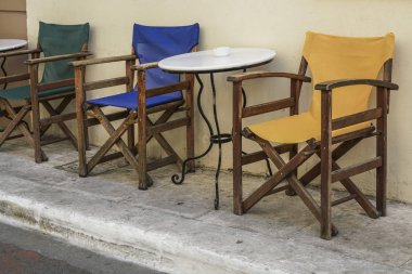 Masa ve bir kafe Street, ahşap sandalyeler