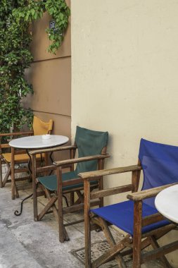 Masa ve bir kafe Street, ahşap sandalyeler