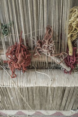 renkli ipler ile halı tezgahı