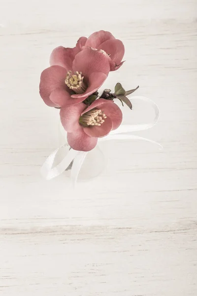 Lentebloemen Een Vaas Houten Tafel Met Kopie Ruimte — Stockfoto