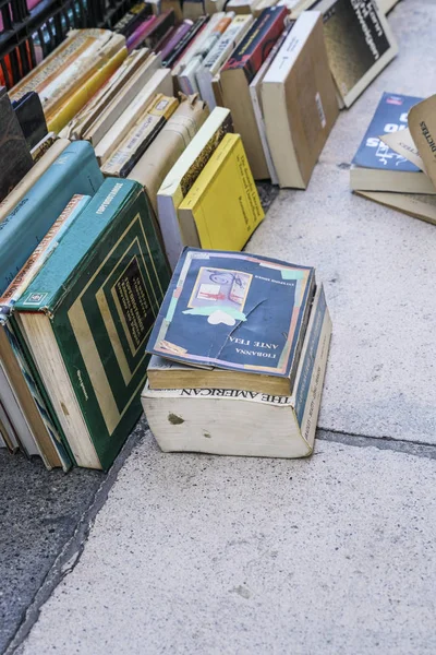 Second hand books for sale at a flea market. — Stock Photo, Image