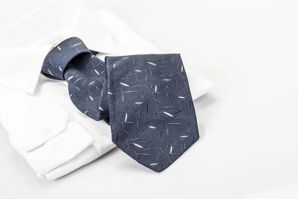 Camisa y corbata azul oscuro sobre blanco —  Fotos de Stock