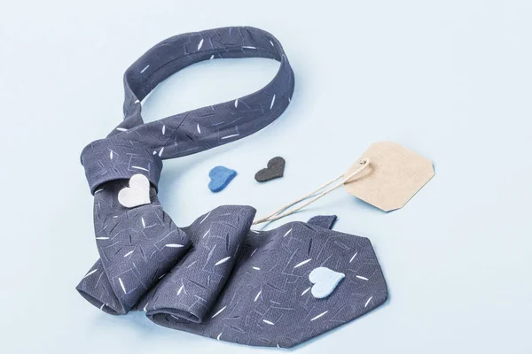 Corbata azul oscuro y corazones pequeños con una etiqueta con su nombre —  Fotos de Stock
