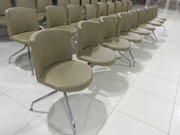Sitzgelegenheiten in einem Konferenzsaal — Stockfoto