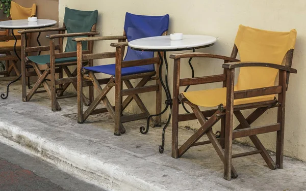 Tisch und Holzstühle eines Cafés an der Straße — Stockfoto