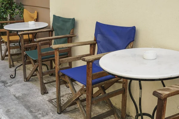 Столові та дерев'яні стільці кафе на вулиці — стокове фото