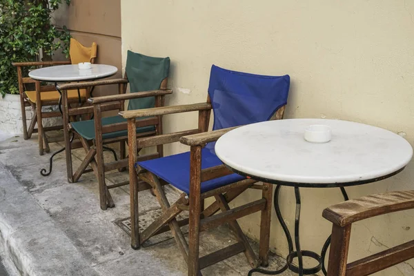 Mesa y sillas de madera de un café en la calle — Foto de Stock