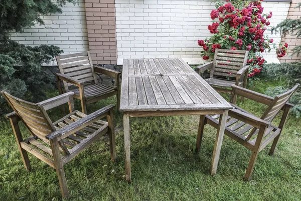 Träbord och stolar på trädgård — Stockfoto