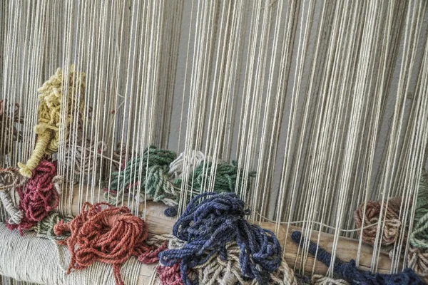 カラフルなロープ付きのカーペット織機 — ストック写真