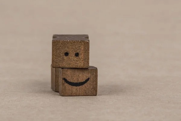 Icono sonriente en cubos de madera — Foto de Stock