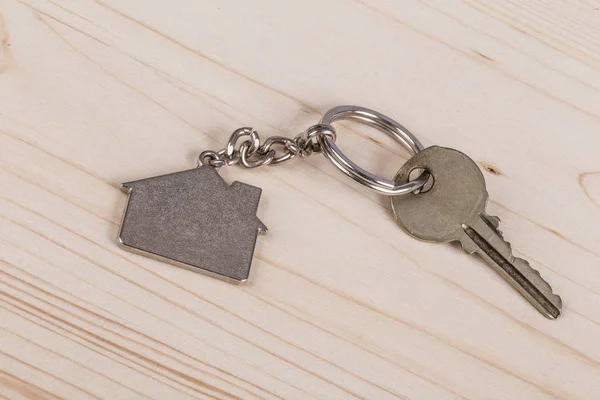 Egy Kulcs Ház Alakú Kulcstartót Fából Készült Asztal — Stock Fotó