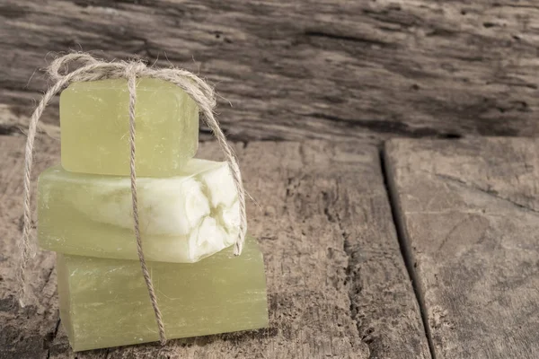 木桌上的橄榄油肥皂棒 — 图库照片