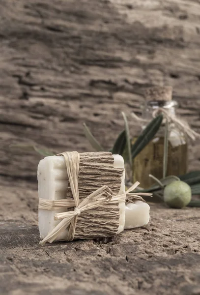 Naturalny olej z oliwek mydła barów na drewnianym stole — Zdjęcie stockowe